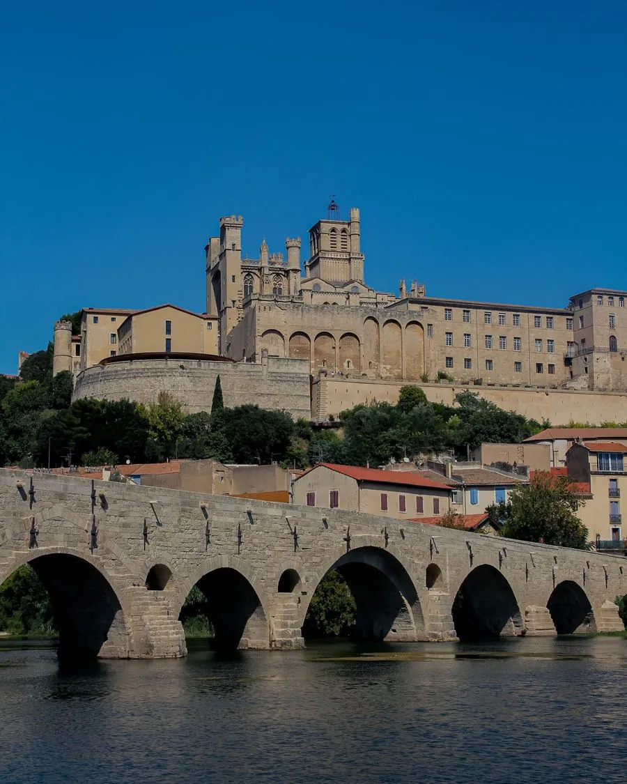 Béziers, la cathédrale Saint-Nazaire vue depuis l'Orb