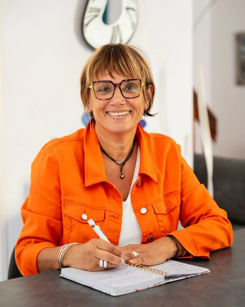 Chrystelle Lacroix, fondatrice de la Conciergerie Lacroix, à son bureau
